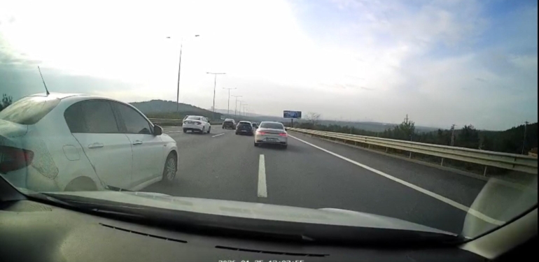 TEM bağlantısında dehşet anları! Makas atan sürücü faciaya saniyelerle yaklaştı