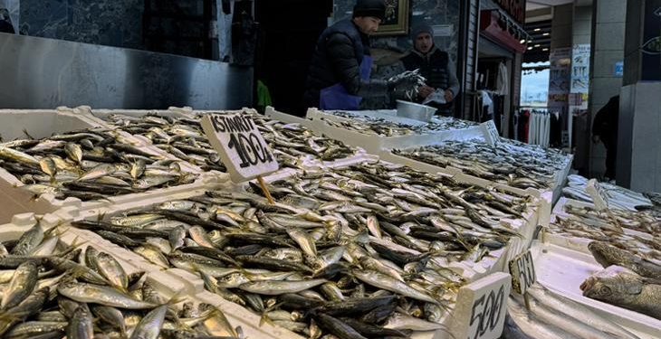 Trabzon’da balıkçı tezgahlarında hamsi ve istavrit ilgi görüyor