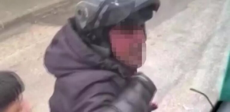 Trafikte tartıştığı servis aracının camını kaskıyla kırdı