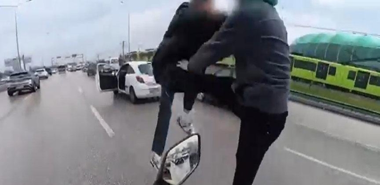 Trafikte uçan tekmeli kavgada sürücülere şok ceza