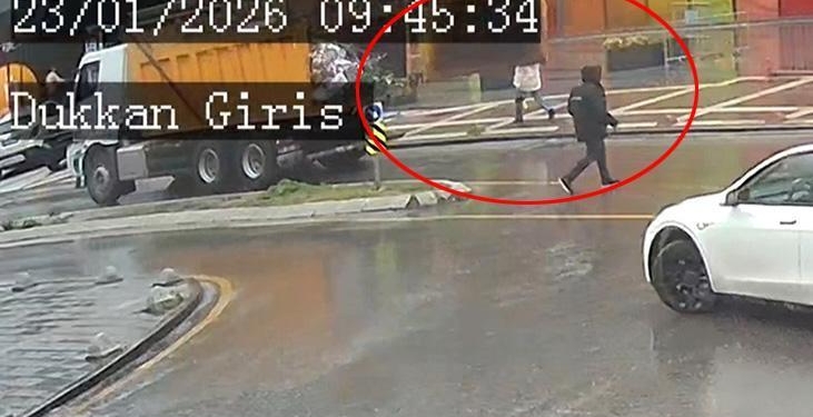 Üsküdar’da korkunç kaza! Açılan damper kapağı yolda yürüyen kadına çarptı