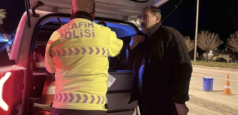 Uygulama noktasında ilginç anlar! Polisin alkollü sürücüyle imtihanı: ‘Ahmet’cim ‘şuradan git’ demen canımı sıktı’