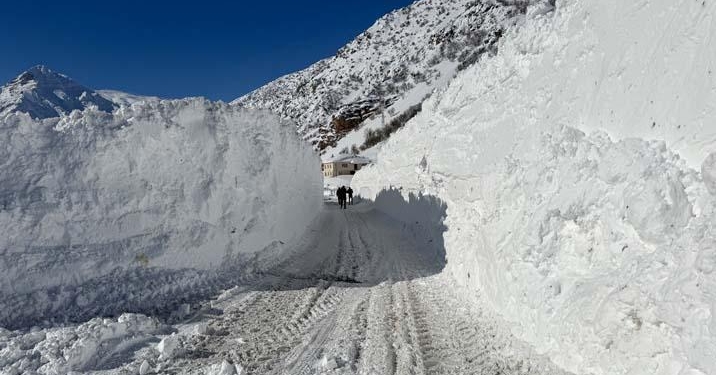 Van-Çatak kara yolunda çığ nedeniyle kar kalınlığı yaklaşık 5 metreyi aştı