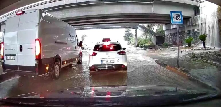 Yağmur, Adana’yı felç etti: Hortum oluştu, araçlar yolda mahsur kaldı