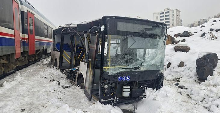 Yolcu treni, hemzemin geçitte belediye otobüsüne çarptı