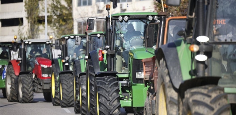 Yunan çiftçiler eylemlerini sürdürüyor