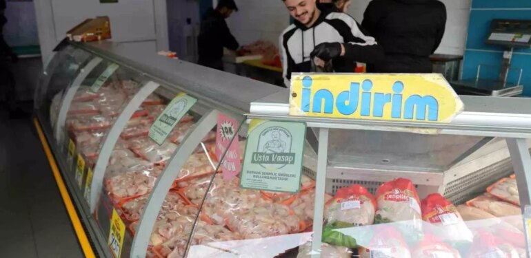 Zehirlenmeler tavuk fiyatlarını baskıladı