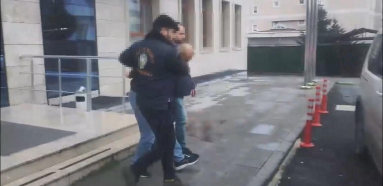 Zeytinburnu’nda ‘dur’ ihtarına uymadı! Polis lastiğe ateş açtı