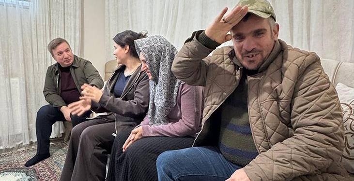 28 yaşındaki Çilem, 2 özel gereksinimli kardeşine hem anne hem baba oldu