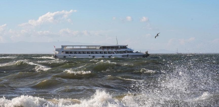 3 kentte deniz ulaşımına fırtına engeli