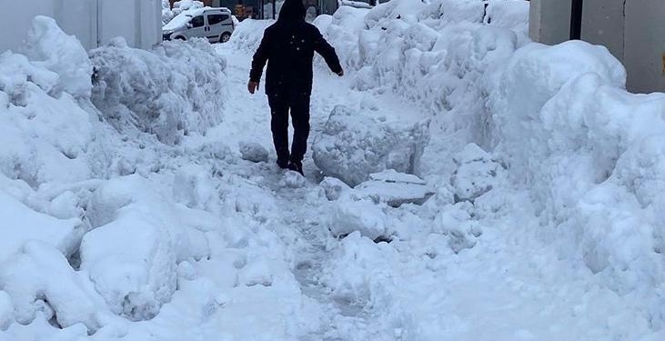 40 gündür yağan kar hayatı altüst etti! İnsan boyunu aştı: