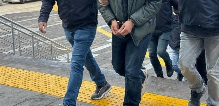 8 ilde eş zamanlı operasyon! Sahte belgelerle ikamet ağına 48 gözaltı