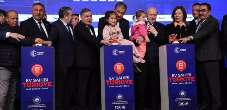 Adana’da ‘Yüzyılın Konut Projesi’nin kuraları çekildi