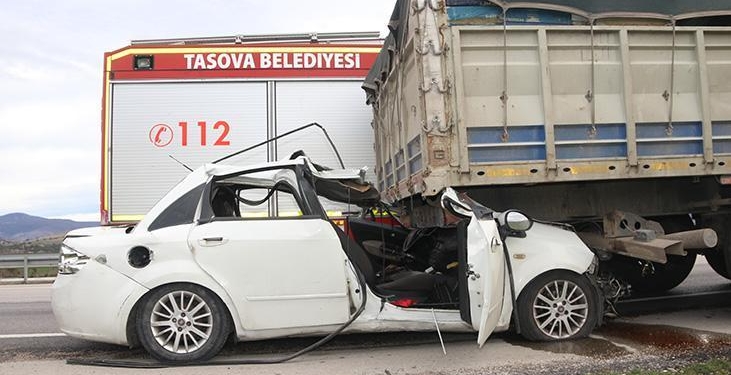 Amasya’da feci kaza! TIR’a çarpan otomobildeki 2 kişi öldü