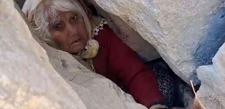 Azrail’le burun buruna 24 saat: 80 yaşındaki kadın 5 metrelik yarıktan çıkarıldı