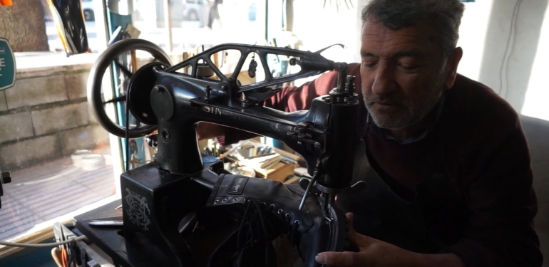 Babasından öğrendi yaklaşık yarım asırdır mesleği oldu. Tüketim kültürüne karşı direniyor