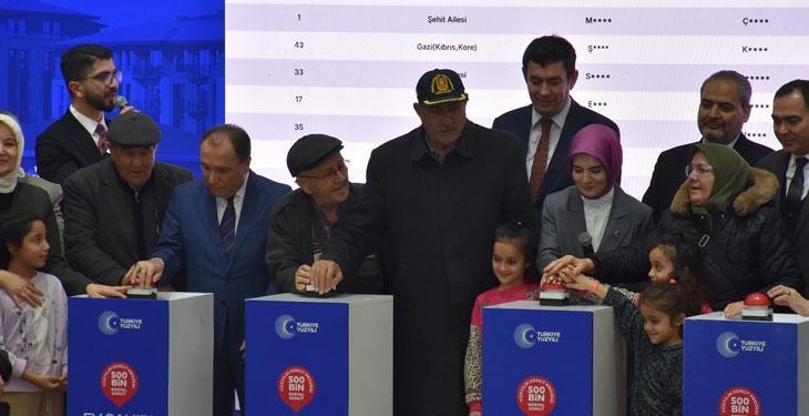 Bakan Göktaş, Afyonkarahisar’da TOKİ kura çekilişinde konuştu