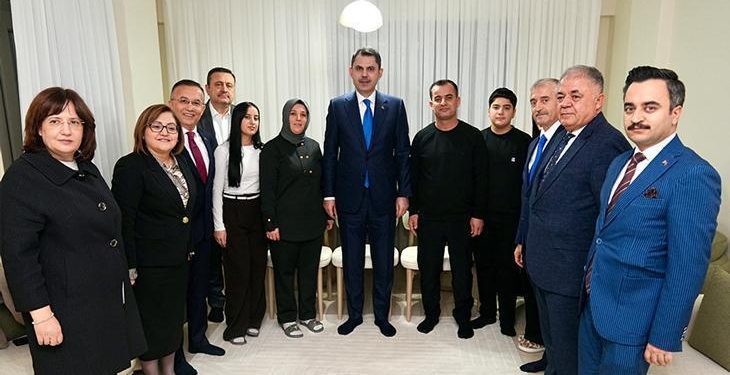 Bakan Kurum, depremzede ailenin yeni evine misafir oldu