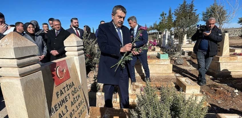 Bakan Tekin, Şanlıurfa’da! Deprem mezarlarına karanfil bıraktı