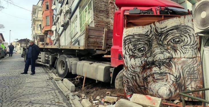 Beşiktaş’ta faciadan dönüldü! Yokuştan kayan TIR binanın duvarına çarptı