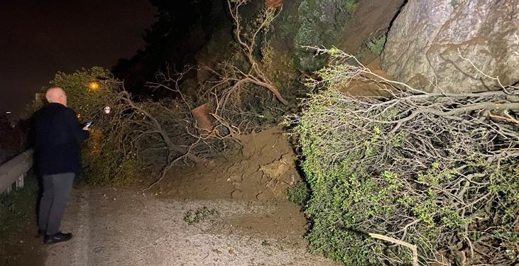 Bursa’da heyelan: Mudanya-Kurşunlu yolu trafiğe kapandı