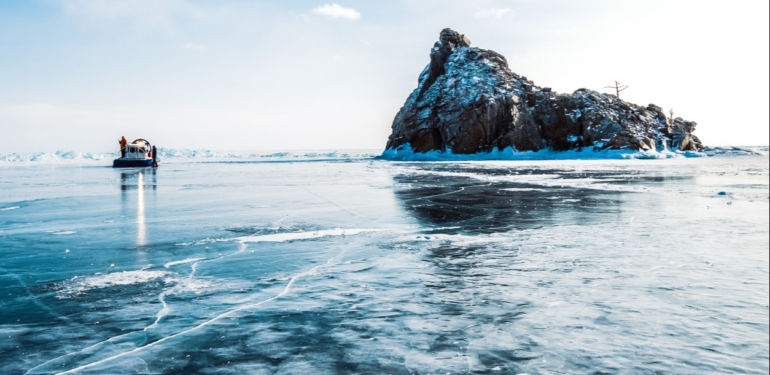 Buz tutan yüzey kırıldı. Tur otobüsü dünyanın en derin gölüne düştü