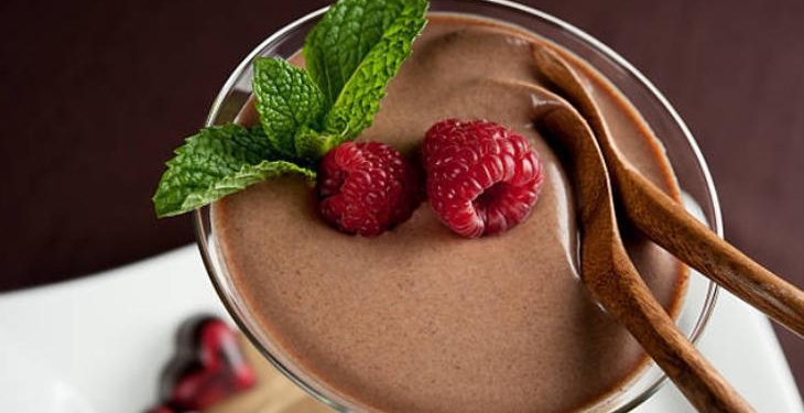 Çikolata ve kahve aynı kasede! Muhallebinin ipek gibi olması için püf: Karıştır-kıs