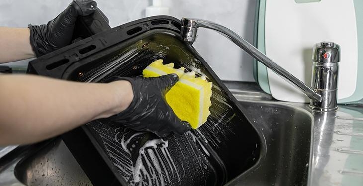 Dakikalarca ovmaya son! Airfryer en iyi bu şekilde temizleniyor