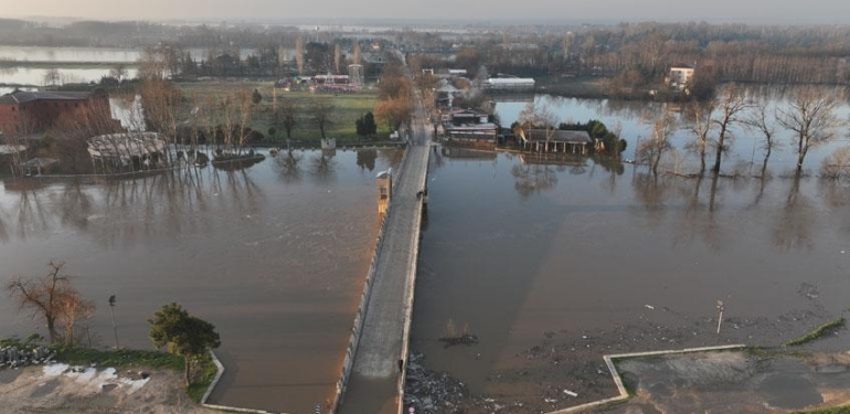 Edirne’de taşkın tehlikesi büyüyor! Meriç Nehri kırmızı alarmda, Tunca kent merkezinde yükseliyor