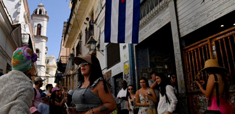 Elektrik kesildi, uçuşlar iptal, oteller kapandı. Turistler kaçıyor
