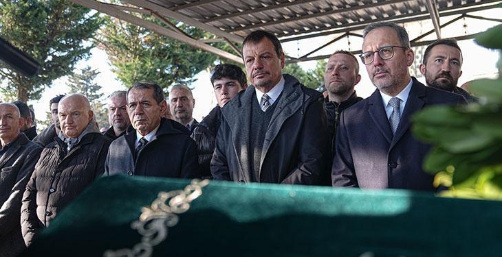 Ergin Ataman’ın annesi son yolculuğuna uğurlandı