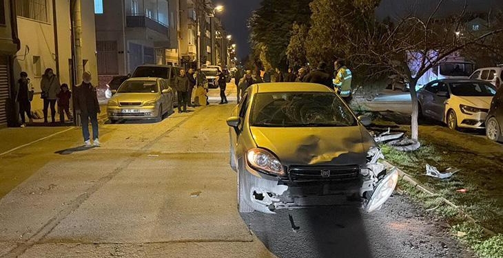 Eskişehir’de 17 yaşındaki ehliyetsiz sürücü elektrikli bisiklet kullanan iki çocuğa çarptı!