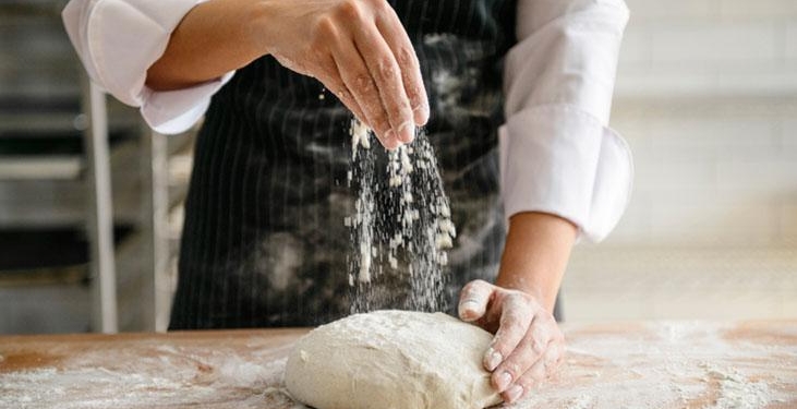 Hamur taş gibi olduysa çöpe atmayın! Kurtarıcı teknikten sonra pamuk gibi oluyor