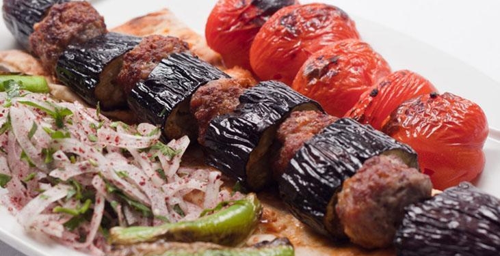 Hem kolay hem lezzetli iftar menüsü! Misafirler bayılacak: Patlıcan kebabı tarifi