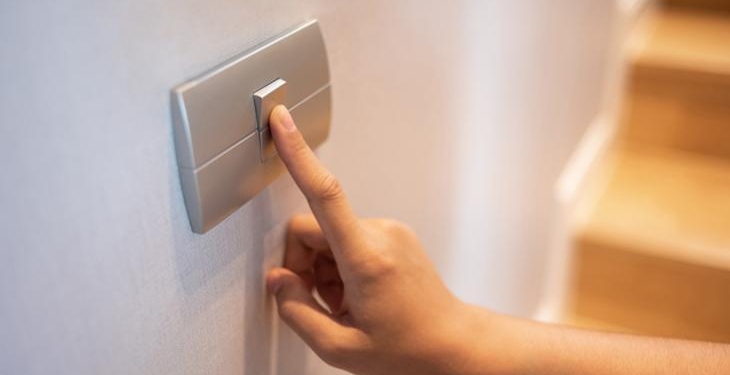 Herkes tasarruf sanıyor ama doğru bambaşka! Işığı kapatınca bakın ne oluyor