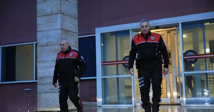 İkiz polisler son anonsu omuz omuza yaptı! Aynı anda başladılar, aynı anda veda ettiler