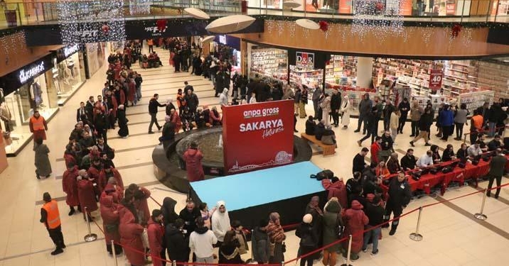 İndirim için çadır kurup geceyi dışarıda geçirdiler! Açılış kuyruğu 1 kilometreyi buldu