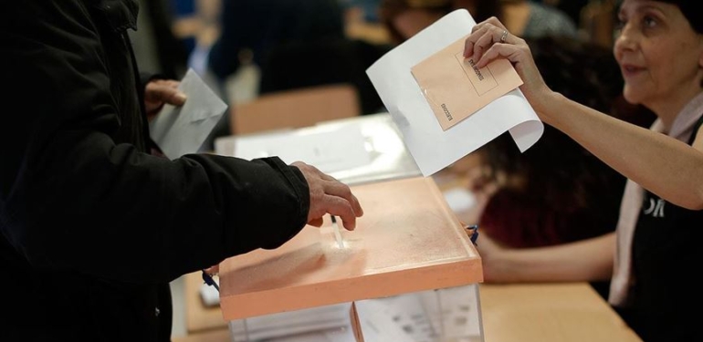 İspanya’da iktidardaki sosyalistler ikinci seçim hezimetini yaşadı