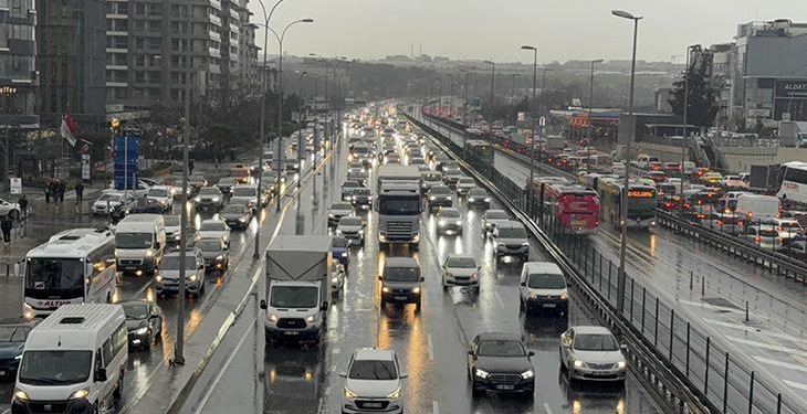 İstanbul’da haftanın ilk mesai günü bitiminde trafik kilit!