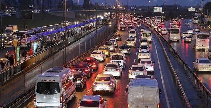 İstanbul’da trafik kırmızı alarm veriyor! Yoğunluk yüzde 87’ye ulaştı