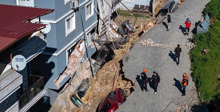İzmir’de toprak kayması! Ortalık savaş alınına döndü: Göktaşı düştü sandım