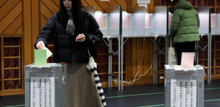 Japonya, erken seçim için sandığa gitti