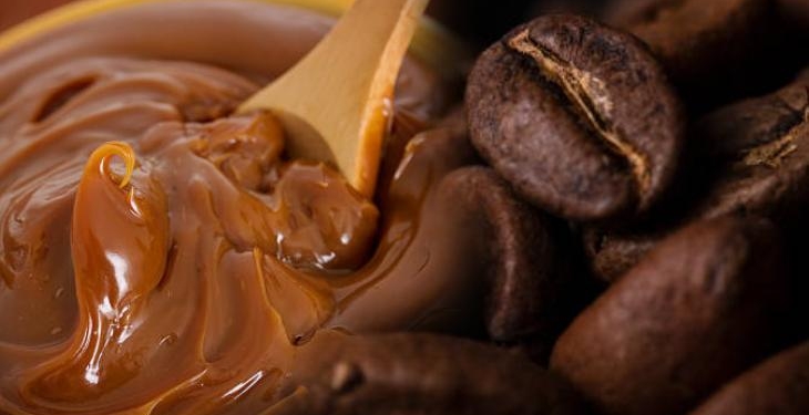 Kahvenin yanına koyun! Evde karamelli şeker böyle yapılıyormuş: ‘Püf’ü bardakta