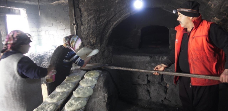 Kapadokya’nın kadınlarından ramazan mesaisi! Önce bez bebek, sonra taş fırında 100 yıllık çörek