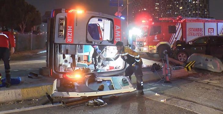 Kartal’da ambulans ile cip kafa kafaya çarpıştı: 2’si sağlık personeli 3 yaralı