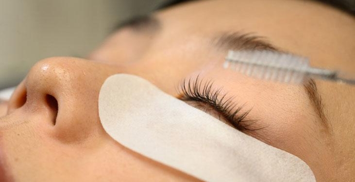 Kirpikleri uzatıp dolgunlaştırıyor! Ev yapımı doğal serum, 5 dakikada hazır