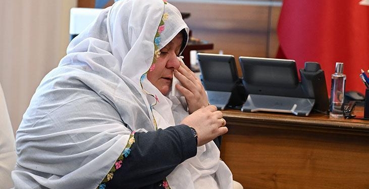 Kıyafetiyle hedef alınan Mihalgazi Belediye Başkanı Zeynep Güneş gözyaşlarını tutamadı