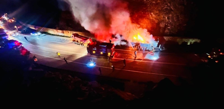 Manavgat yolunda sunta yüklü TIR’ın dorsesi küle döndü