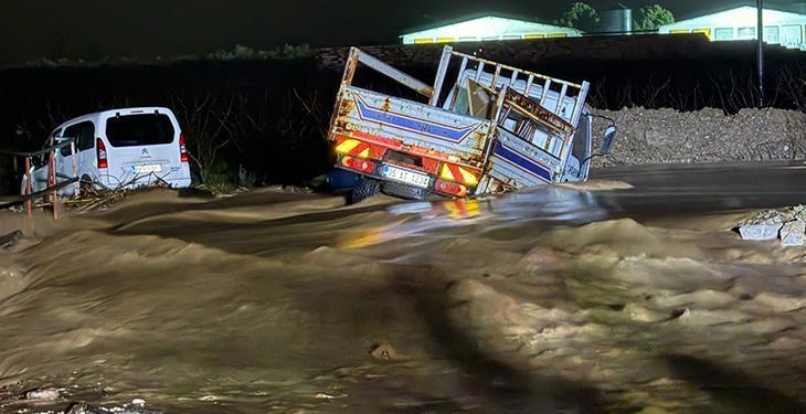 Manisa’da derede mahsur kalan 2 araç kurtarıldı