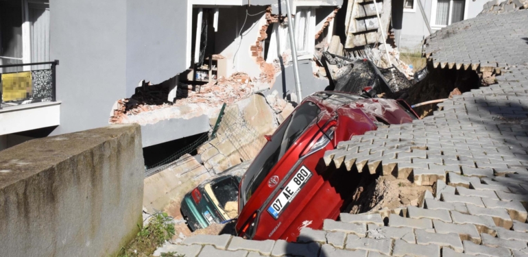 Menemen’de heyelan sonrası istinat duvarı yıkıldı: Müteahhit serbest bırakıldı